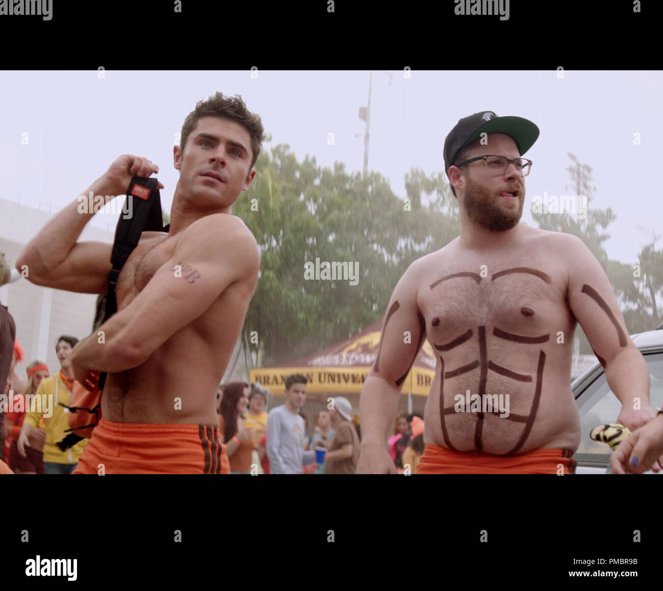 (L a R) Teddy (Zac Efron) e Mac (Seth Rogen) unire le forze in 'Vicini 2: Sorority Rising,' il follow-up di 2014's più popolari commedia originale. Foto Stock
