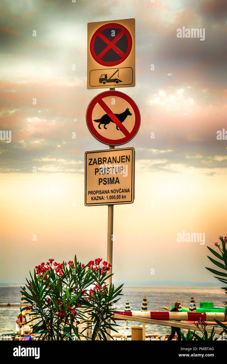 Segno che indichi chiaramente traino zona, no cani e a una multa di 10.000 kn in Opatija, Croazia Foto Stock