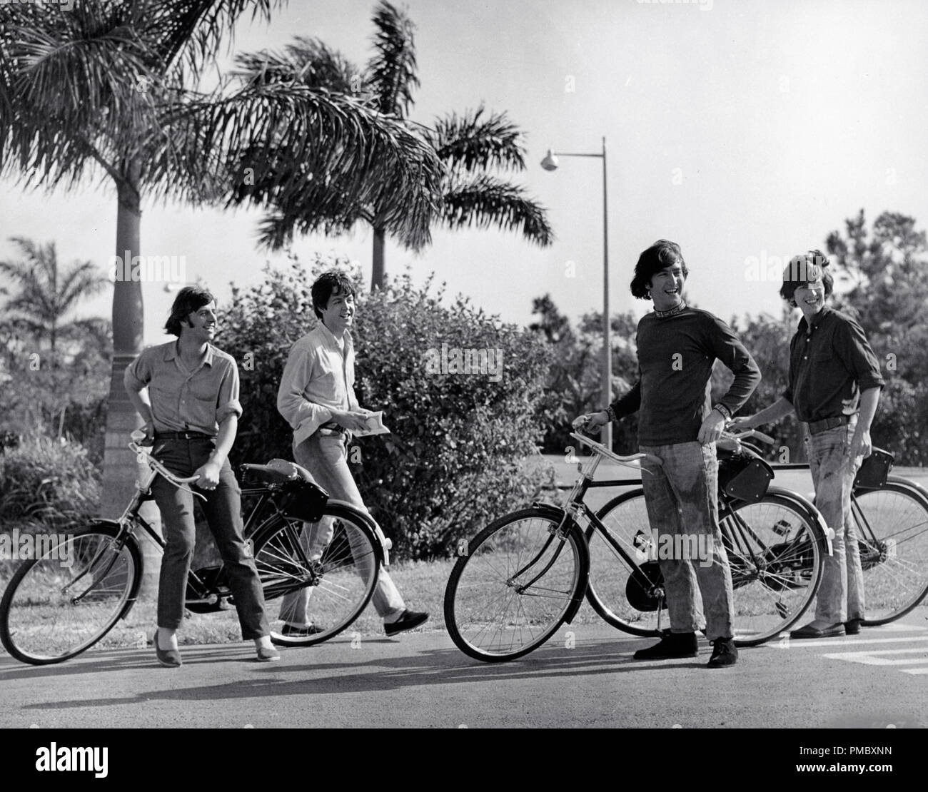 George Harrison John Lennon, Paul McCartney e Ringo Starr, (i Beatles,) "Aiuto!" (1965) United Artists Riferimento File # 33300 031THA Foto Stock