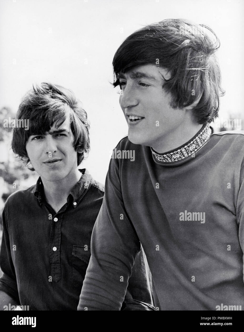 George Harrison e John Lennon, (i Beatles,) "Aiuto!" (1965) United Artists Riferimento File # 33300 129 THA Foto Stock