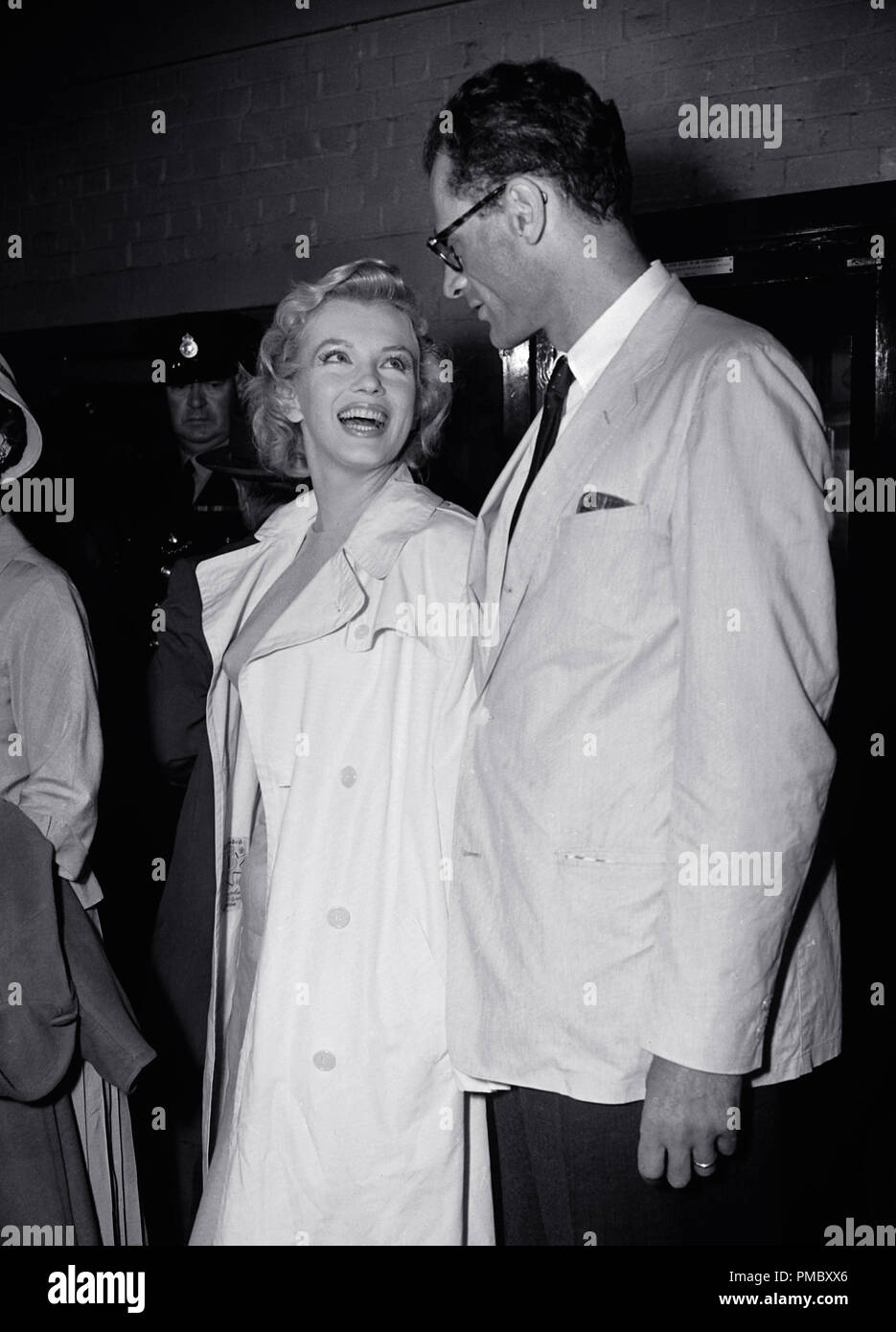 Marilyn Monroe con suo marito, drammaturgo Arthur Miller, 1956 Riferimento File # 33300 146THA Foto Stock