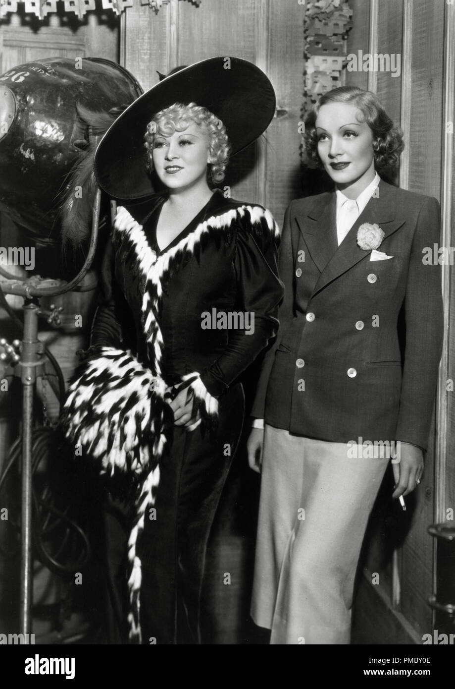 Mae West e Marlene Dietrich, circa 1936 Riferimento File # 33300 207THA Foto Stock