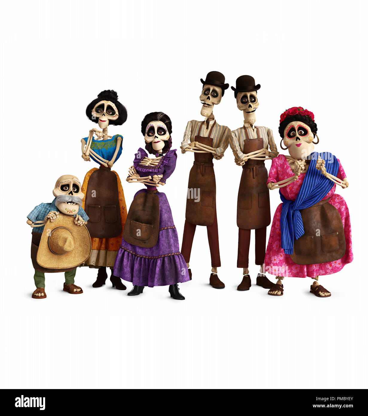 FUNNY OSSA - In Disney/Pixar "Coco", diversi membri della famiglia Rivera chiamata la terra dei Morti home, compreso (da L-R): Miguel's bisnonno Papá Julio (voce di Alfonso Arau), Tía Victoria, la matriarca della famiglia e Miguel grande-bisnonna Mamá Imelda (voce del Alanna Ubach), gemello zii Tío Oscar e Tío Felipe (sia la voce di Herbert Siguenza) e Tía Rosita (voce di Selene Luna). Diretto da Lee Unkrich, co-diretto da Adrian Molina e prodotta da Darla K. Anderson, Disney/Pixar "Coco" si apre in teatri degli Stati Uniti il 9 novembre 22, 2017. ©2017 Disney•Pixar. Tutti i diritti Foto Stock