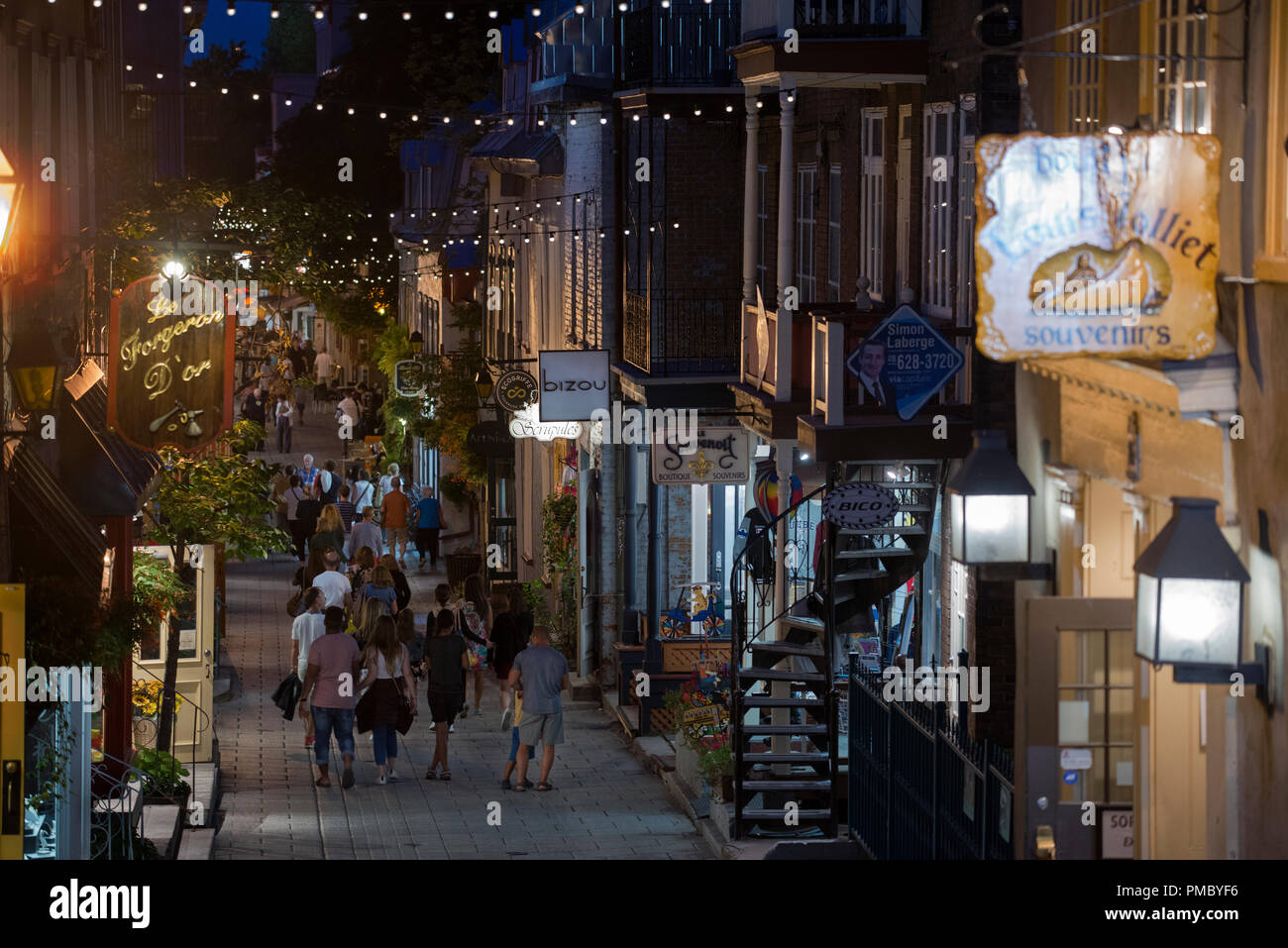 I turisti a piedi durante la serata estiva in Rue du Petit-Champlain in Old Quebec City, in Canada. Rue du Petit-Champlain costeggiata da negozi e ristorante Foto Stock