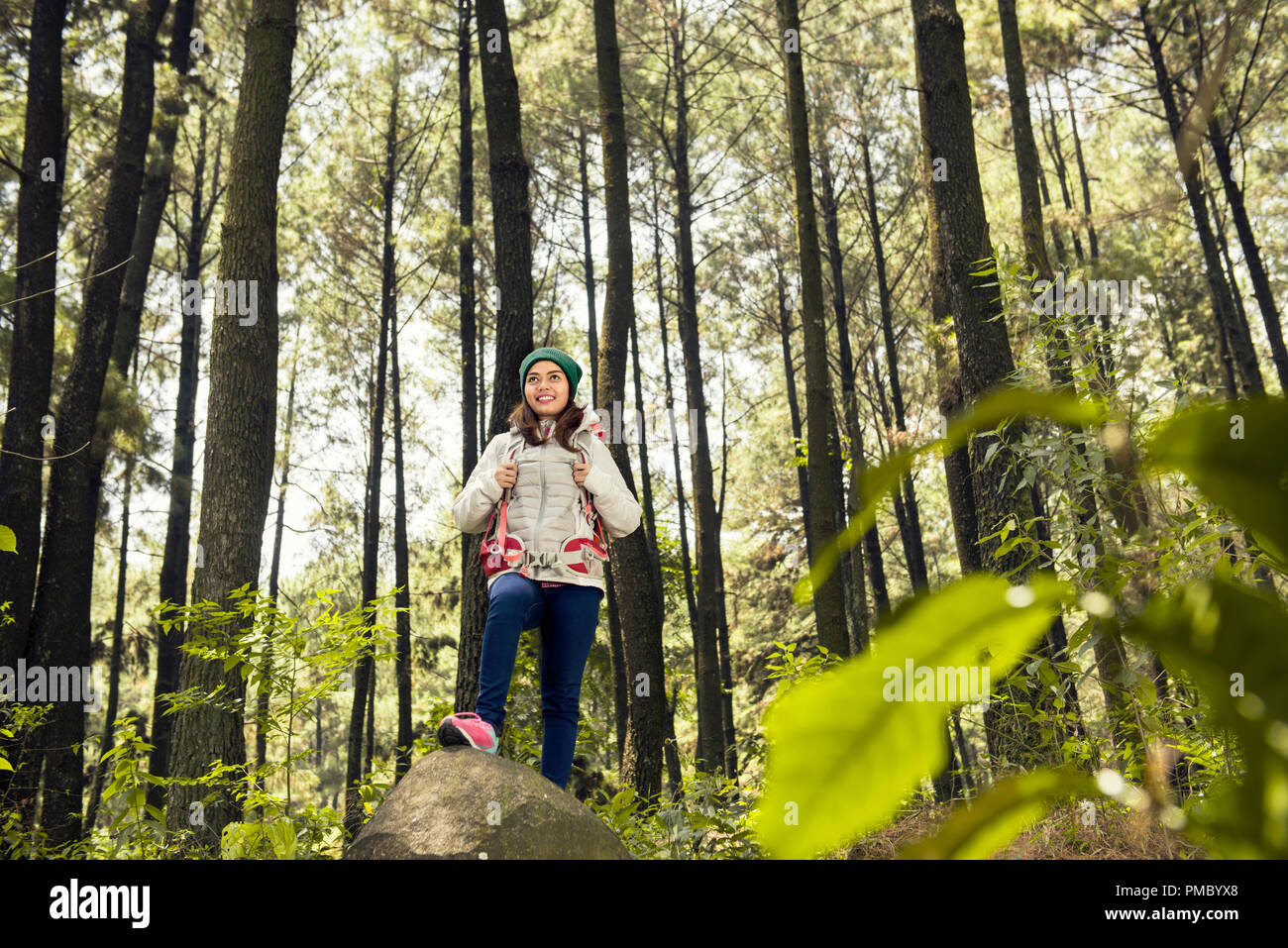 Traveler donna asiatica con zaino esplorare la foresta verde al giorno Foto Stock