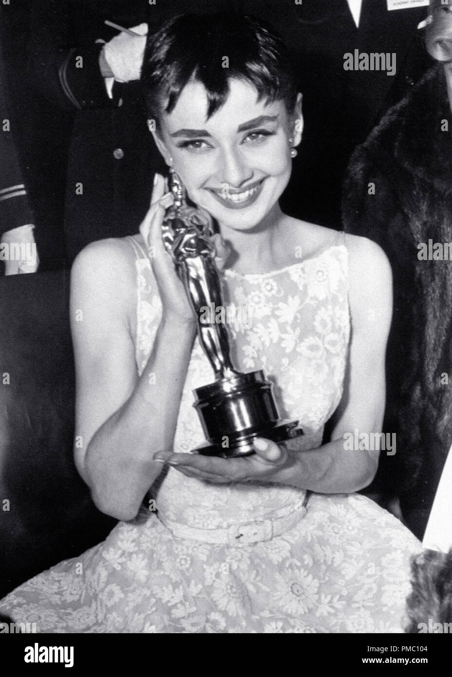 Migliore attrice vincitrice, Audrey Hepburn, alla XXVI edizione Academy Awards con il suo oscar per "Vacanze Romane" 25 Marzo Marzo 1954 Riferimento File # 33595 010THA Foto Stock