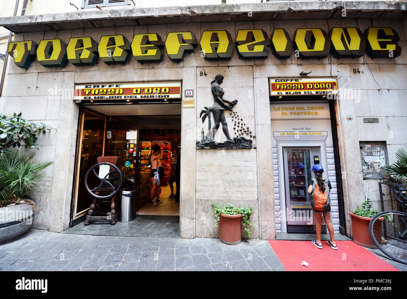 La Casa Del Caffè torrefazione Tazza d'oro è un caffè istituzione nel cuore  di Roma Foto stock - Alamy