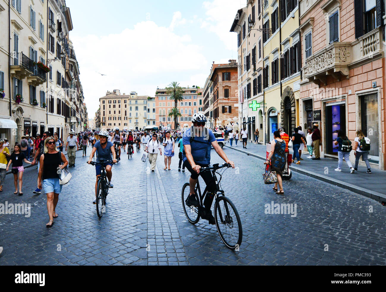 Cicloturismo in Piazza di Spagna road nel centro di Roma. Foto Stock