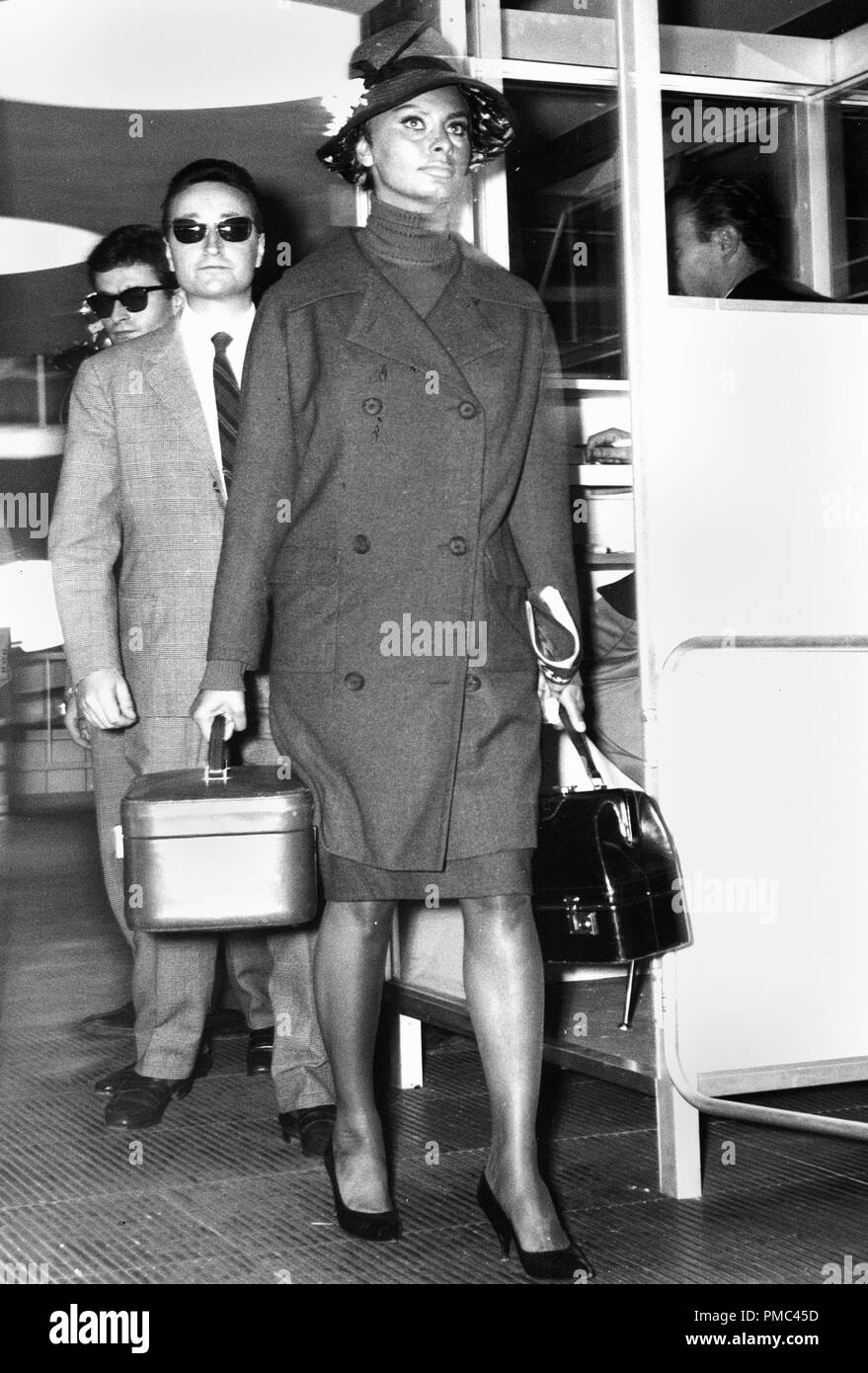 Sophia Loren arriva all'aeroporto di Roma, Italia, 1961 Riferimento File # 33536 055THA Foto Stock