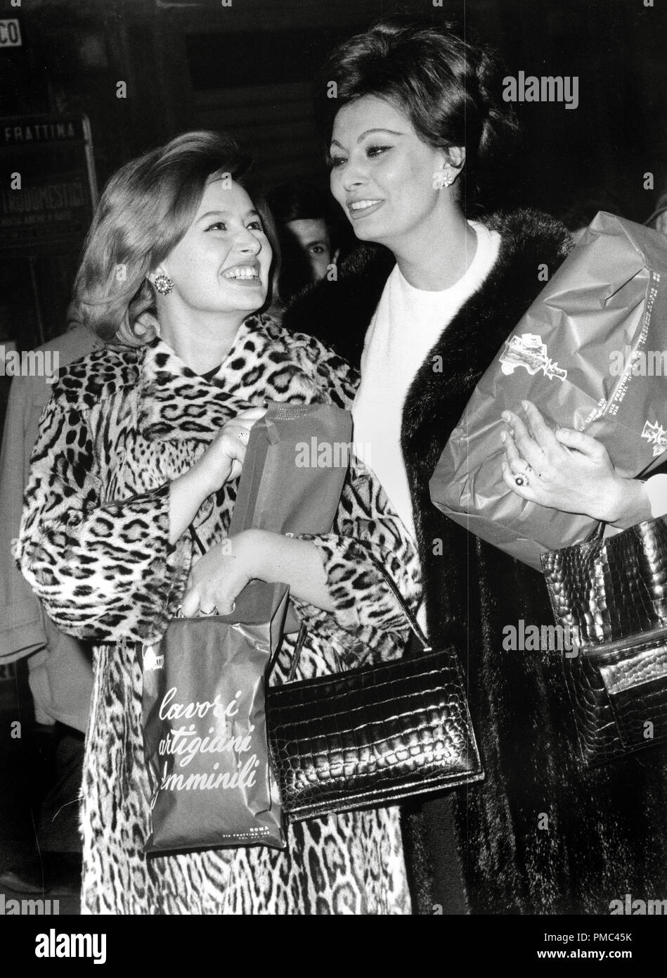 Sophia Loren shopping con sua sorella Anna Maria Villani Scicolone (aka