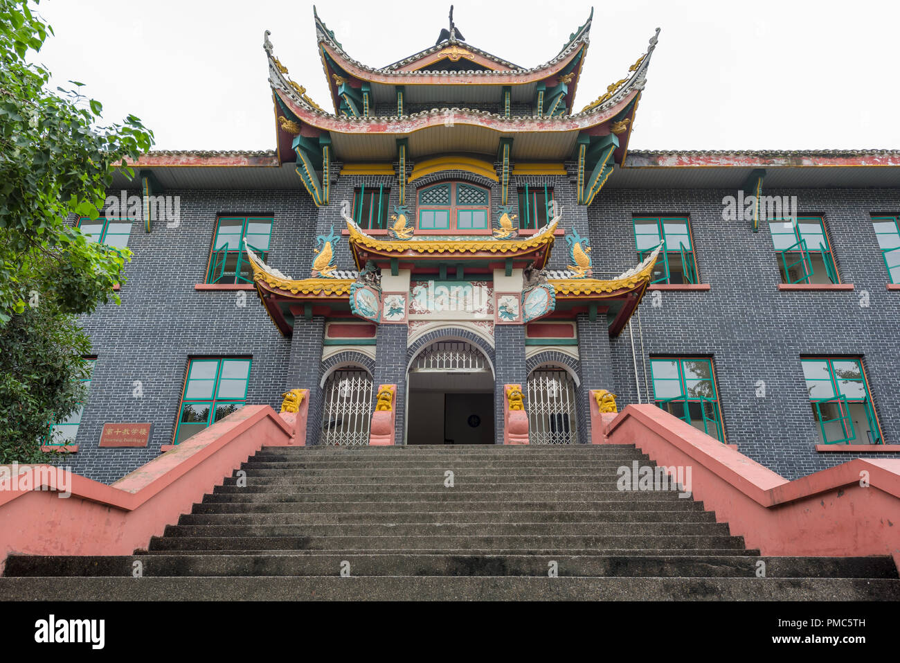 Chengdu, nella provincia del Sichuan, Cina - 17 Settembre 2017 : Le scale e la porta di ingresso dell'edificio 10 di Huaxi ovest della Cina Università di Scienze Mediche Foto Stock