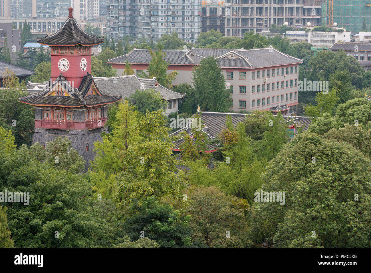 Chengdu, nella provincia del Sichuan, Cina - 17 Settembre 2017 : la torre dell'orologio di Huaxi ovest della Cina Università di Scienze Mediche vista aerea Foto Stock