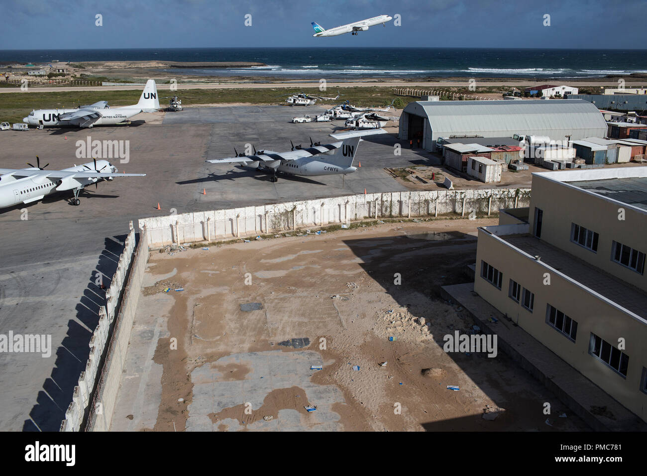 Le prime compagnie aeree Daalo aereo decolla poiché è stato bombardato, Aden Abdulle aeroporto all'interno della missione dell Unione Africana in Somalia (AMISOM) in base Mogad Foto Stock