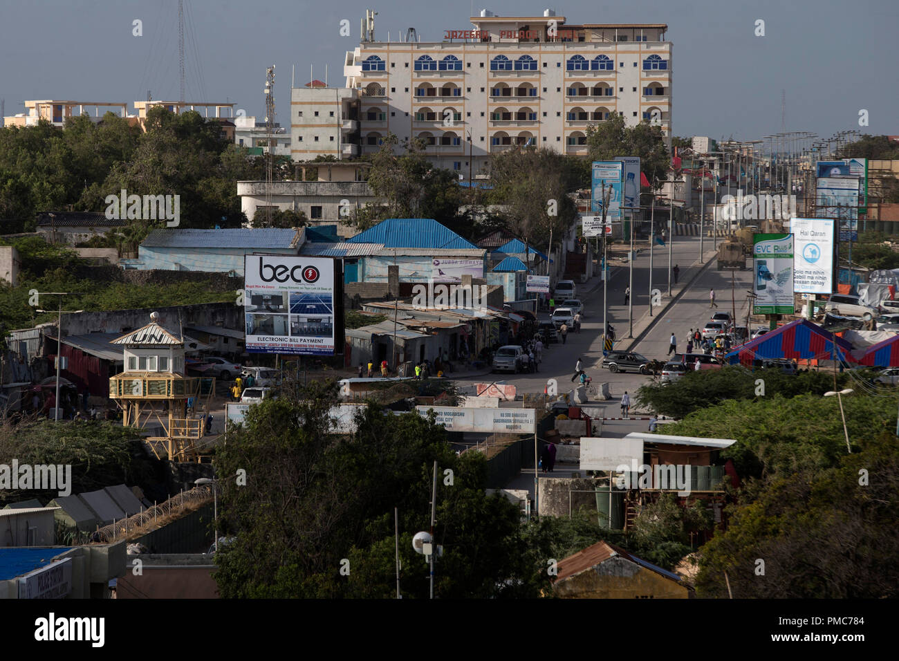 Una vista generale mostra una parte della città di Mogadiscio, Somalia, 9 agosto 2016. Foto Stock