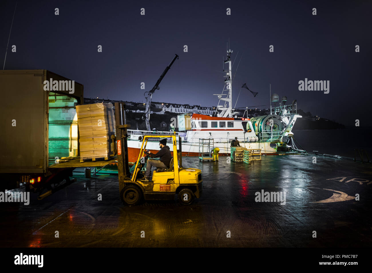 Ballycotton, Cork, Irlanda 27 marzo 2017. Offloading di un volume di catture di gamberi dal trawler Western Venture a Ballycotton Pier Co Cork. Una volta scaricare Foto Stock