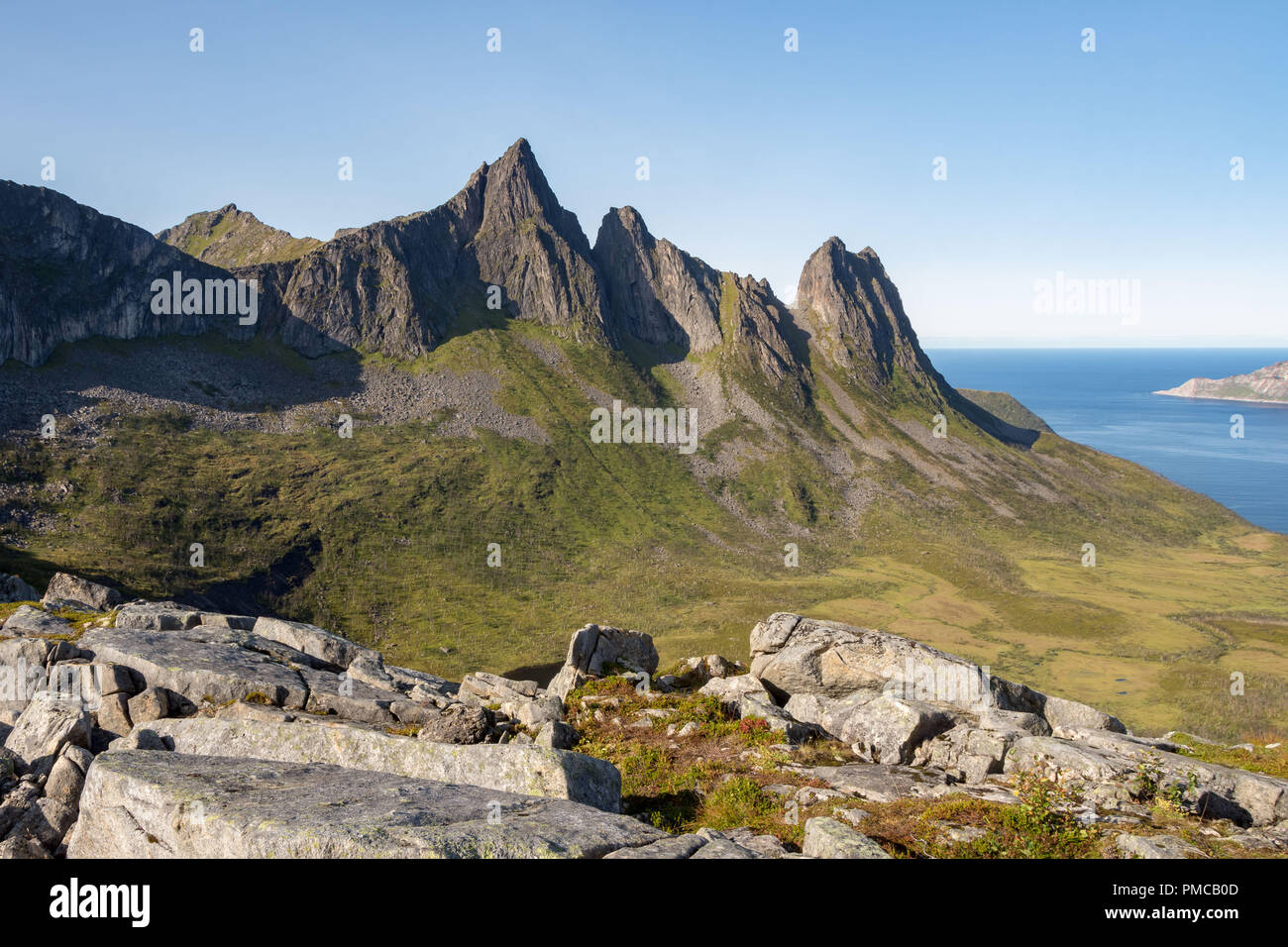 Montagne e il mare a Senja Island, Norvegia Foto Stock
