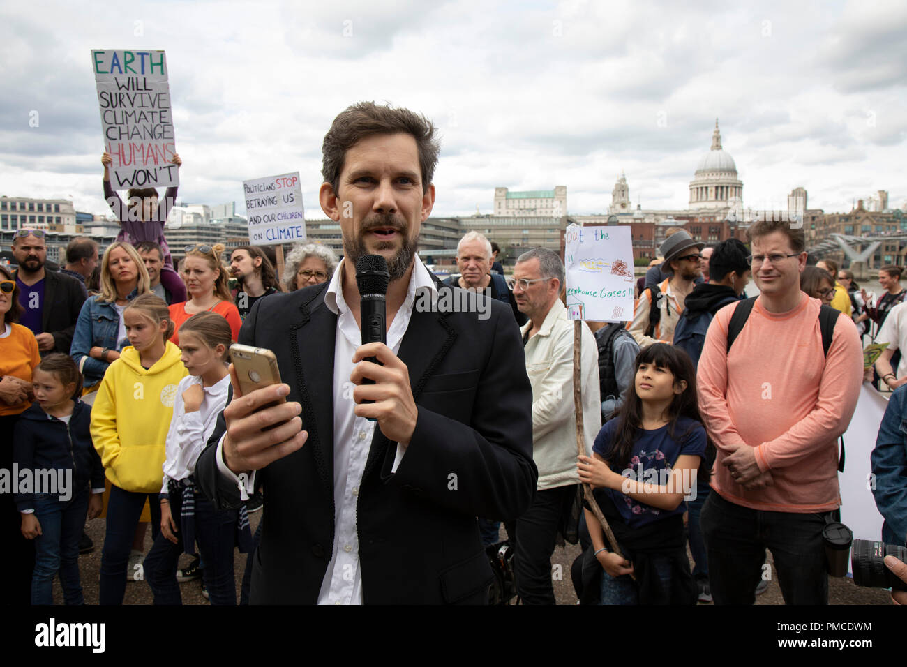 Adam Woodhall, dall ispirazione parla di sostenibilità in salita per il cambiamento climatico evento tenutosi al di fuori della Tate Modern di Londra, Inghilterra, Regno Unito il 8 settembre 2018. Decine di migliaia di persone riunite oltre 830 azioni in 91 paesi sotto il banner del luogo per il clima a dimostrare l' urgenza della crisi climatica. Le comunità di tutto il mondo brillava in evidenza il crescente impatto che stanno vivendo e chiesto l'azione locale per mantenere i combustibili fossili nel terreno. Ci sono centinaia di eventi creativi e di azioni che ha contestato i combustibili fossili e chiamato per una rapida e appena tra Foto Stock