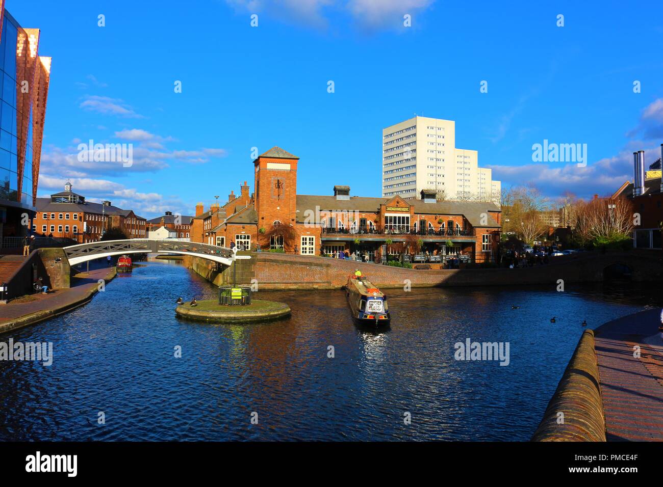 I canali al di fuori di Birmingham arena in una giornata di sole. Foto Stock