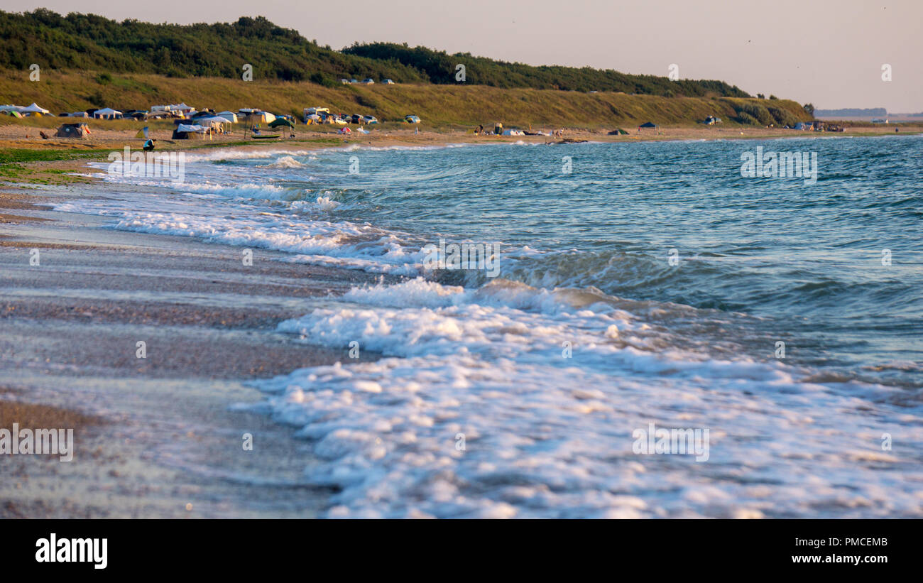 Piccolo e tranquillo delle forme d'onda colpendo la riva Foto Stock