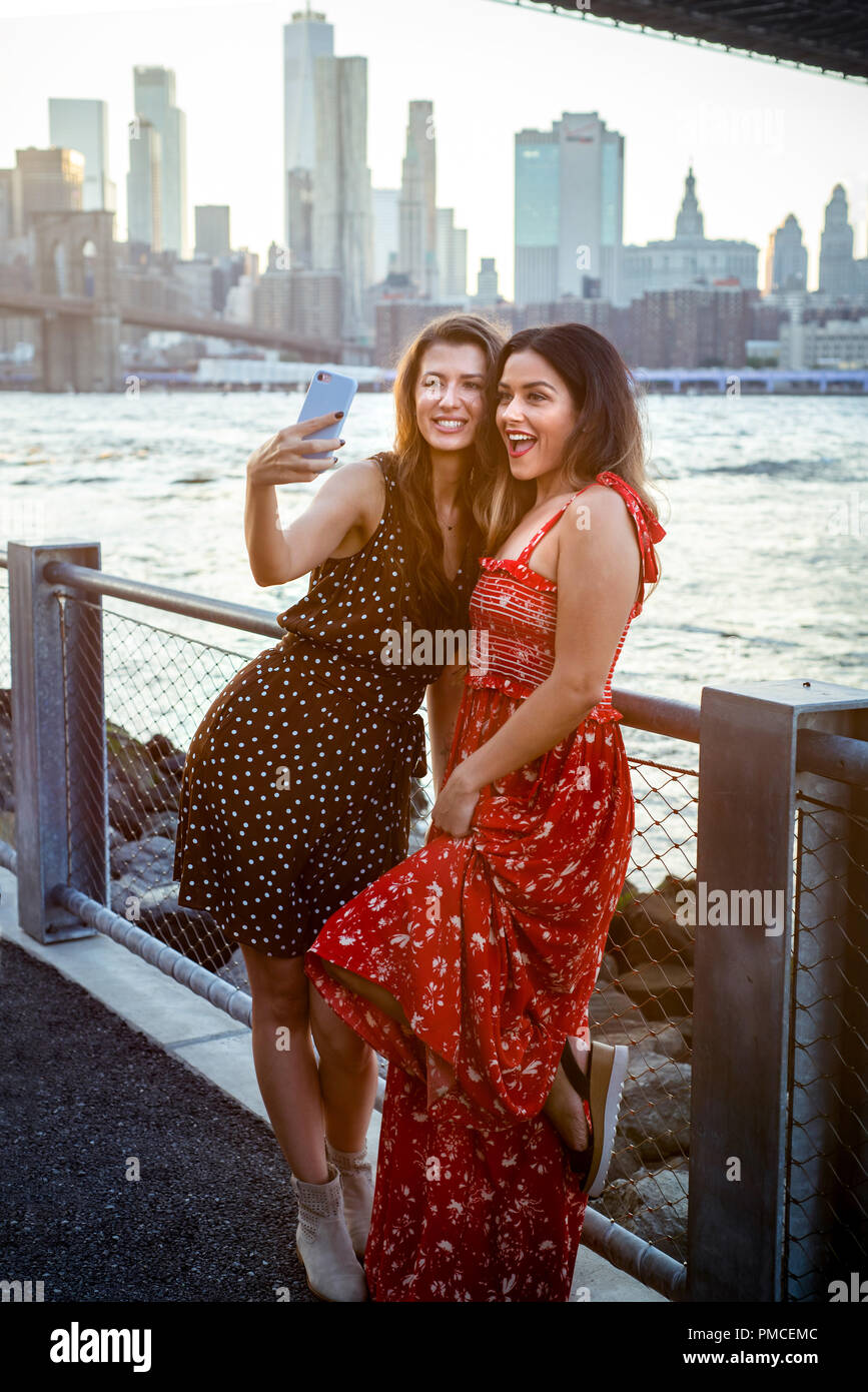 I turisti tenendo selfie nella città di New York Foto Stock