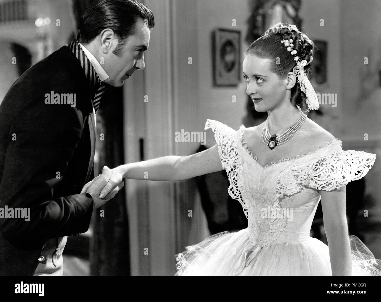 George Brent e Bette Davis, 'Jezebel' (1938) Warner Bros Riferimento al file # 33536 848THA per solo uso editoriale - Tutti i diritti riservati Foto Stock