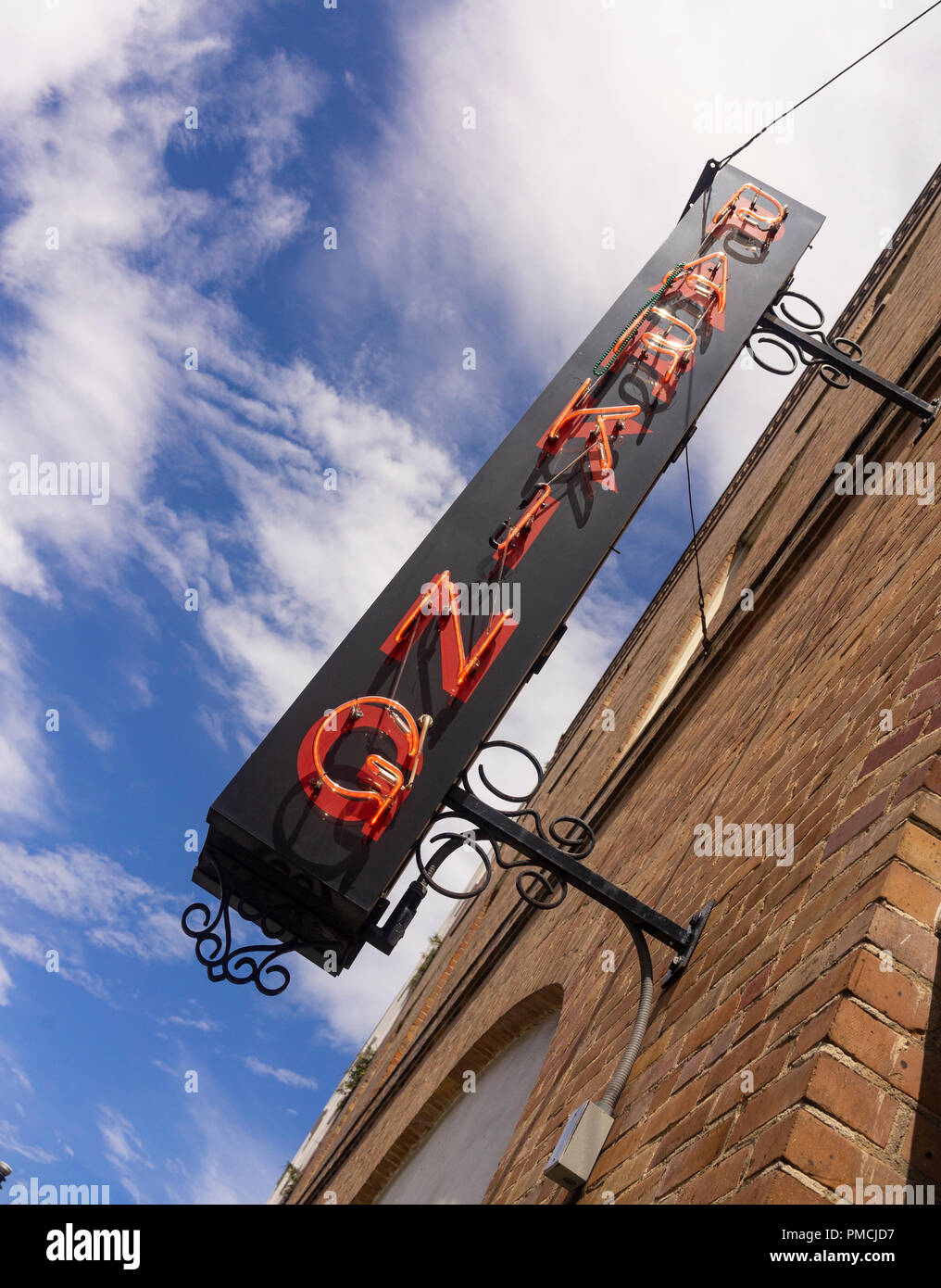 Un mattone garage serve la parte interna della città centro centro urbano Foto Stock