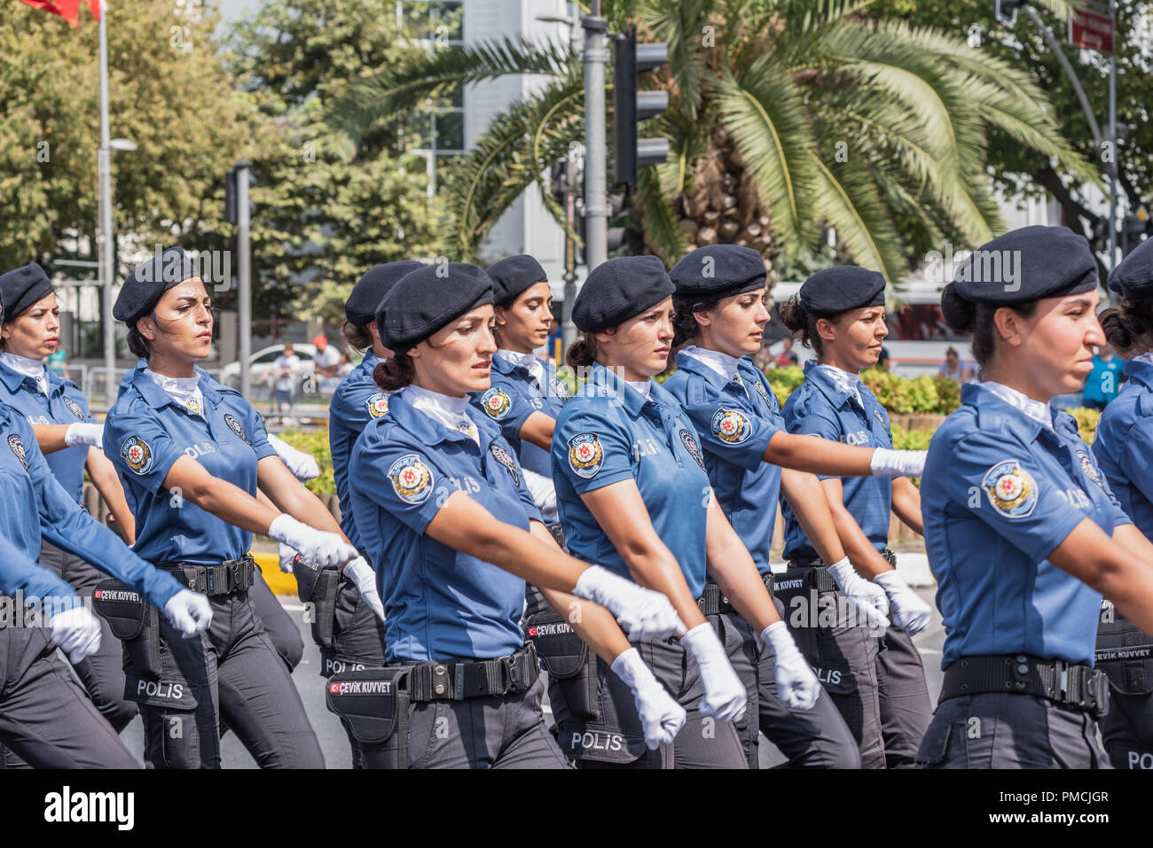 Bagno turco poliziotti marzo per la parata militare a bagno turco 30 Agosto la Giornata della Vittoria.i soldati in formazione a Istanbul, Turchia.30 Agosto 2018 Foto Stock