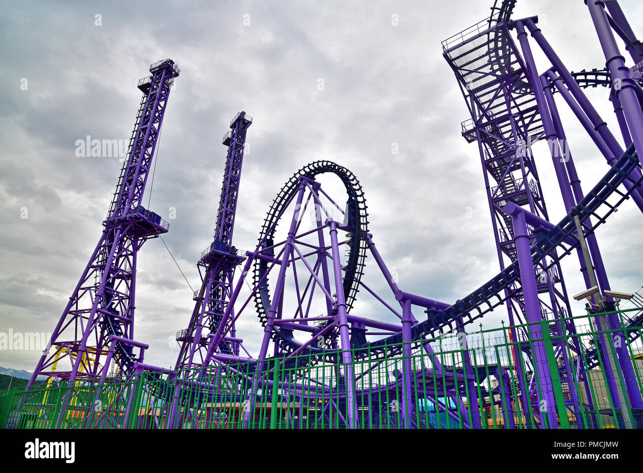 Attrazione roller coaster colpo da sotto Foto Stock