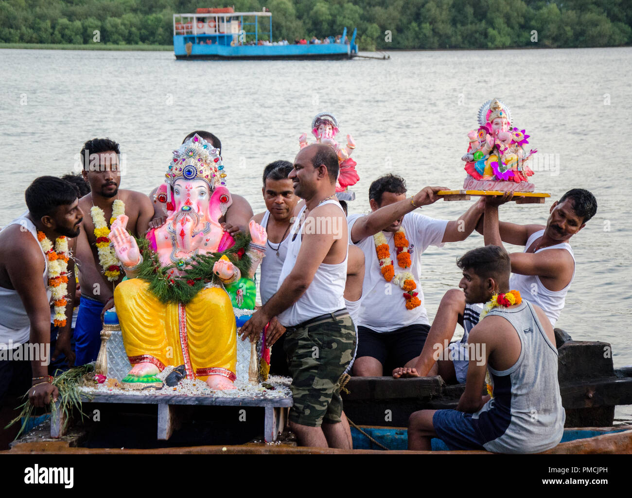 Ganesha idoli di essere prese in considerazione per l'immersione nel fiume Zuari a Adpai, Ponda, Goa, India. Foto Stock