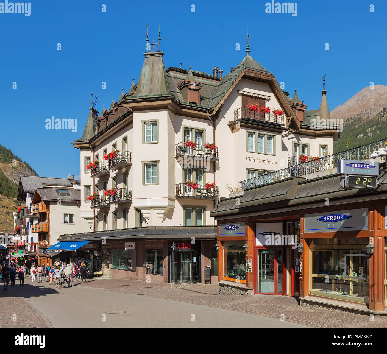 Zermatt, Svizzera - 15 Settembre 2018: gli edifici della città sulla strada di Bahnhofstrasse. Zermatt è un comune nel distretto di Visp nel sw Foto Stock