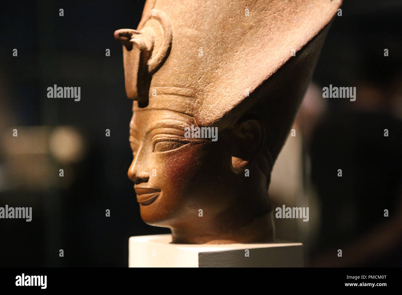 L'Egitto. Testa di Amenhotep III. Indossa la Corona Blu Egitto. Nuovo Regno. Dynasty 18, 1386-1349 A.C. British Museum. Londra. Foto Stock