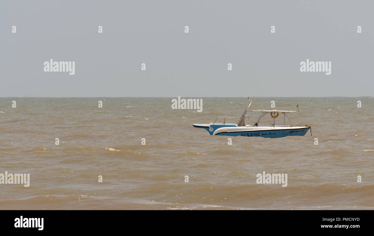 Goa, India - 29 Maggio 2017: Un misterioso acqua barca sportiva in uso presso la locale industria del turismo in Goa, India il 29 maggio 2017 Foto Stock