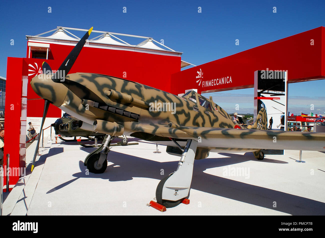 Stand Finmeccanica al salone Farnborough Airshow internazionale con Macchi C.205 Seconda Guerra Mondiale italiano da combattimento aereo relative alla storia della ditta Foto Stock