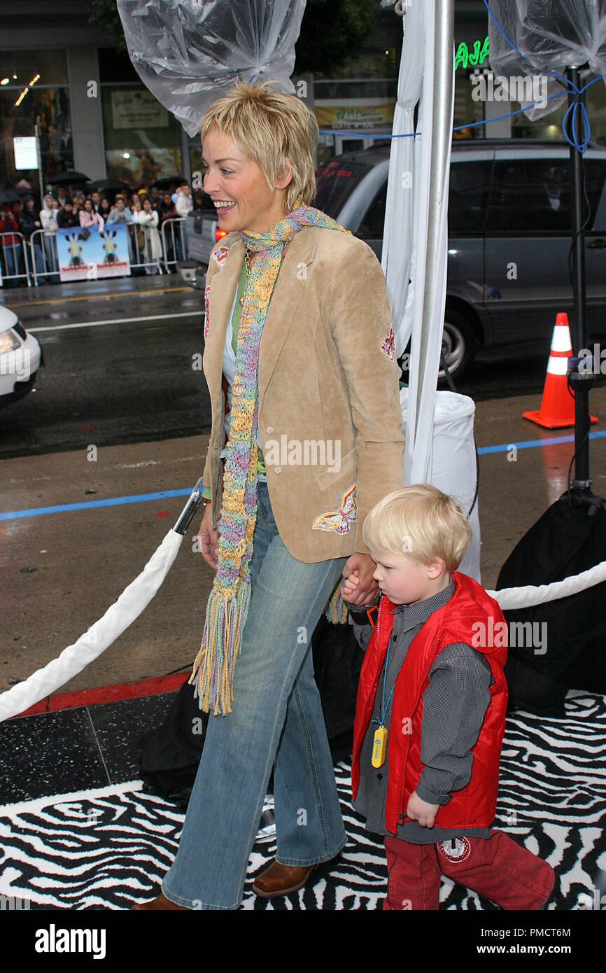 Racing strisce Premiere Sharon Stone con il figlio Stefano 1-08-2005 Foto di Giuseppe Martinez - Tutti i diritti riservati Riferimento File # 22215_0079PLX per solo uso editoriale - Foto Stock