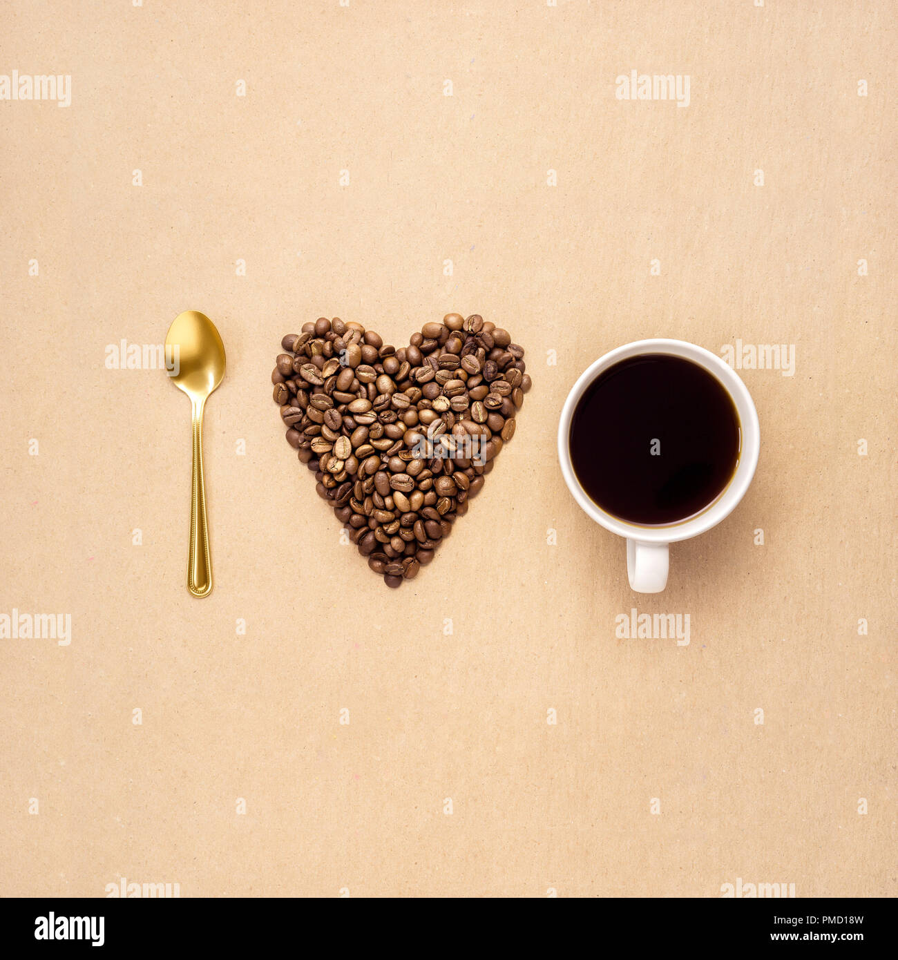 Concetto creativo foto del cuore di caffè con tazza e cucchiaio su sfondo marrone. Foto Stock