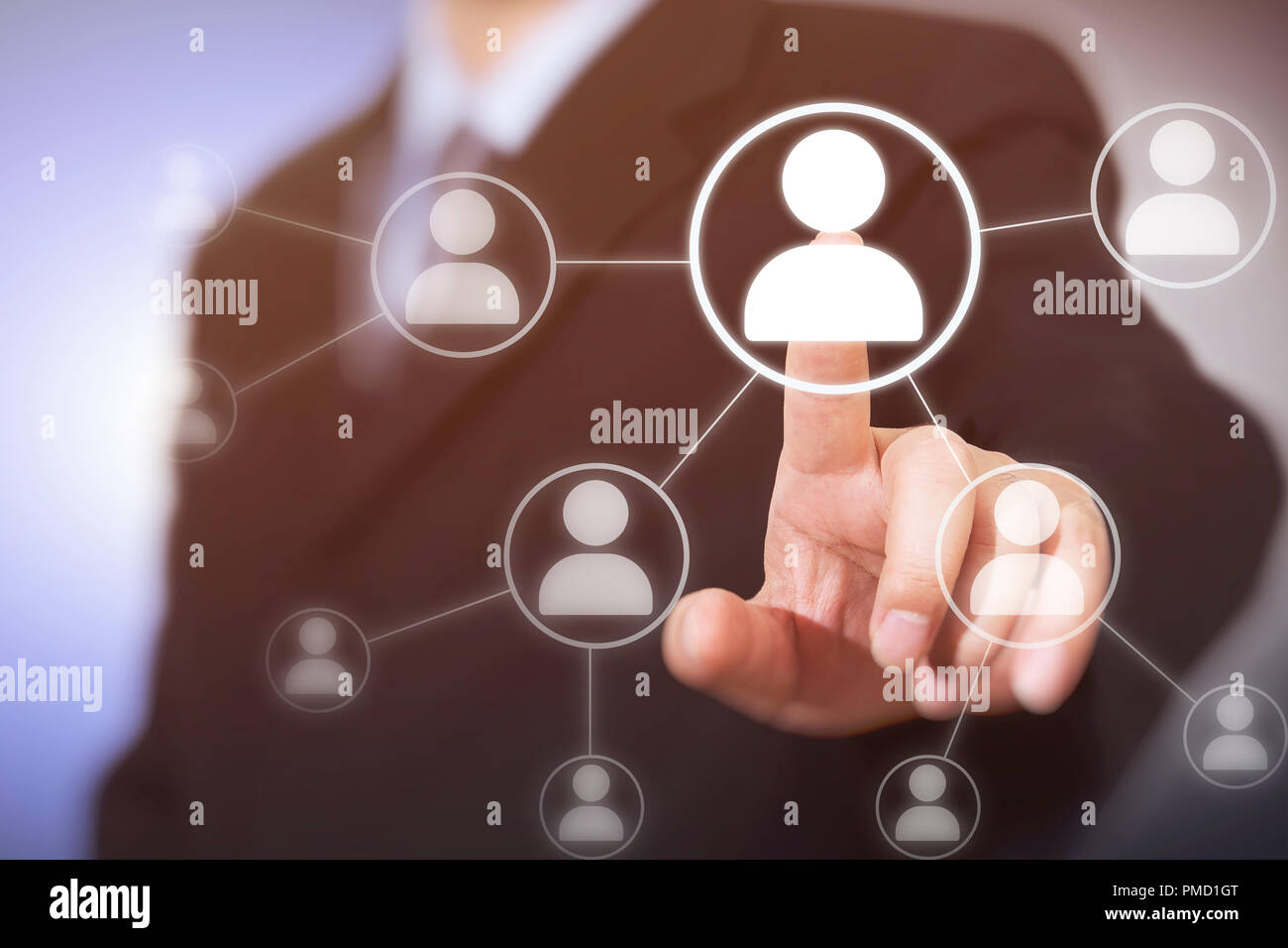 Imprenditore moderno premendo i pulsanti sociale su un sfondo virtuale Foto Stock