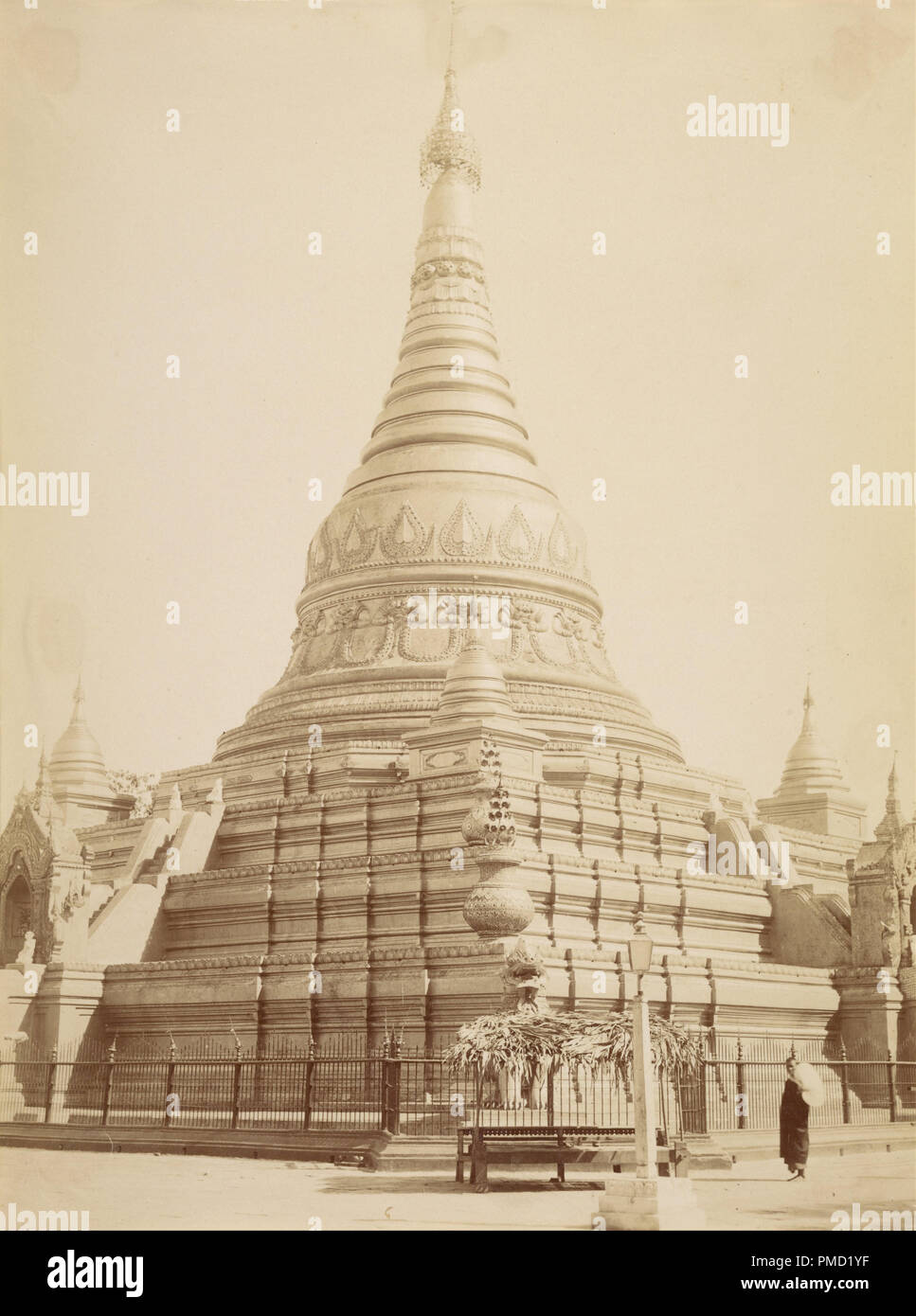 Eindawya Pagoda - Mandalay. Data/Periodo: ca. 1890. Stampa. Albume d'argento. Altezza: 271 mm (10,66 in); larghezza: 203 mm (7,99 in). Autore: Felice Beato. Foto Stock