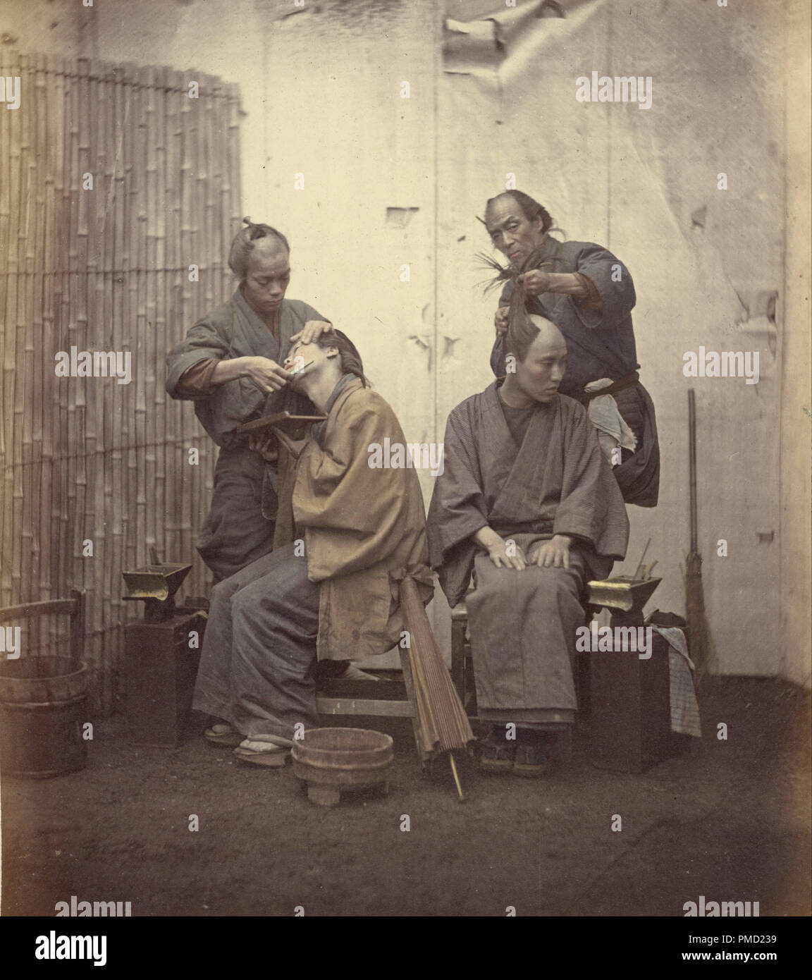 I barbieri. Data/Periodo: 1868. Stampa. Albume d'argento, colorati a mano. Altezza: 256 mm (10.07 in); larghezza: 225 mm (8,85 in). Autore: Felice Beato. Foto Stock