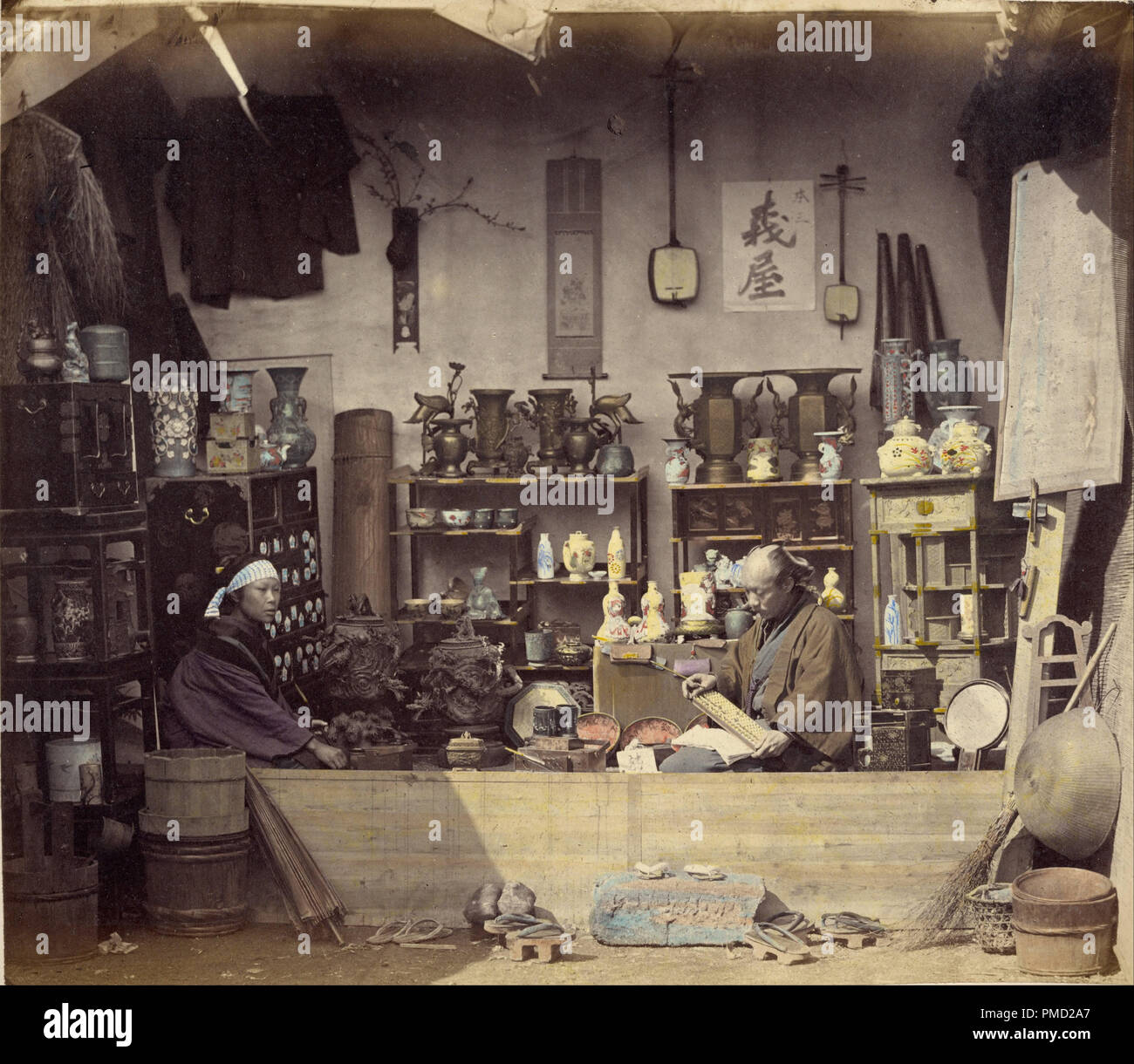 Negozio di curiosita'. Data/Periodo: 1868. Stampa. Albume d'argento, colorati a mano. Altezza: 235 mm (9,25 in); larghezza: 270 mm (punto 10.62). Autore: Felice Beato. Foto Stock