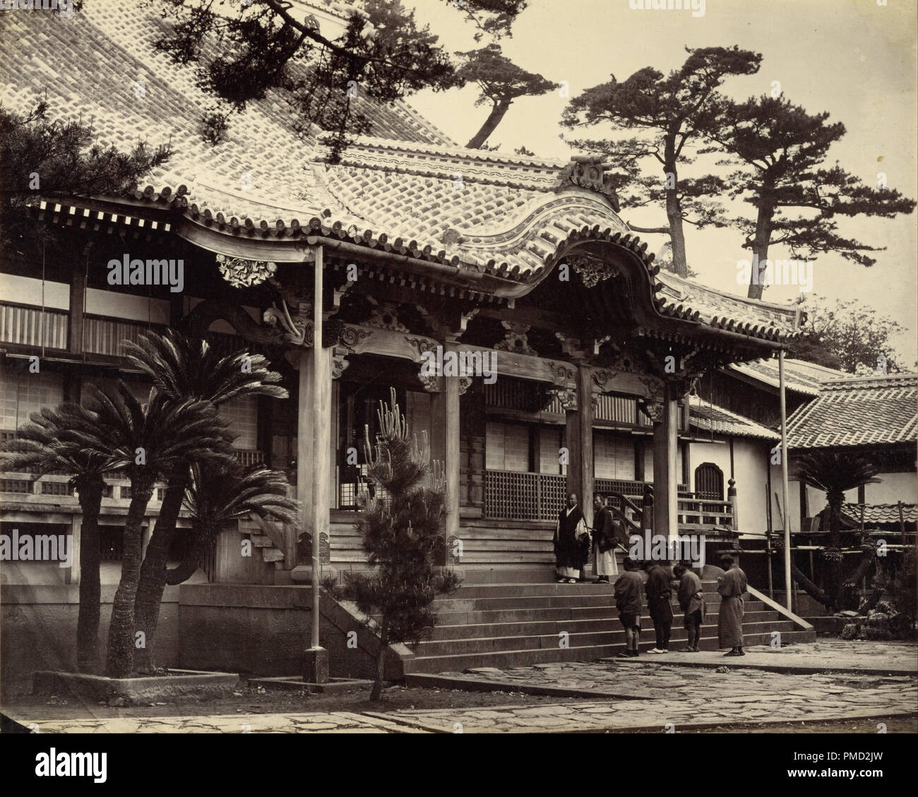 [La sala principale al tempio Daionji, Nagasaki]. Data/Periodo: 1865. Stampa. Albume d'argento. Altezza: 231 mm (9,09 in); larghezza: 288 mm (11,33 in). Autore: Felice Beato. Foto Stock