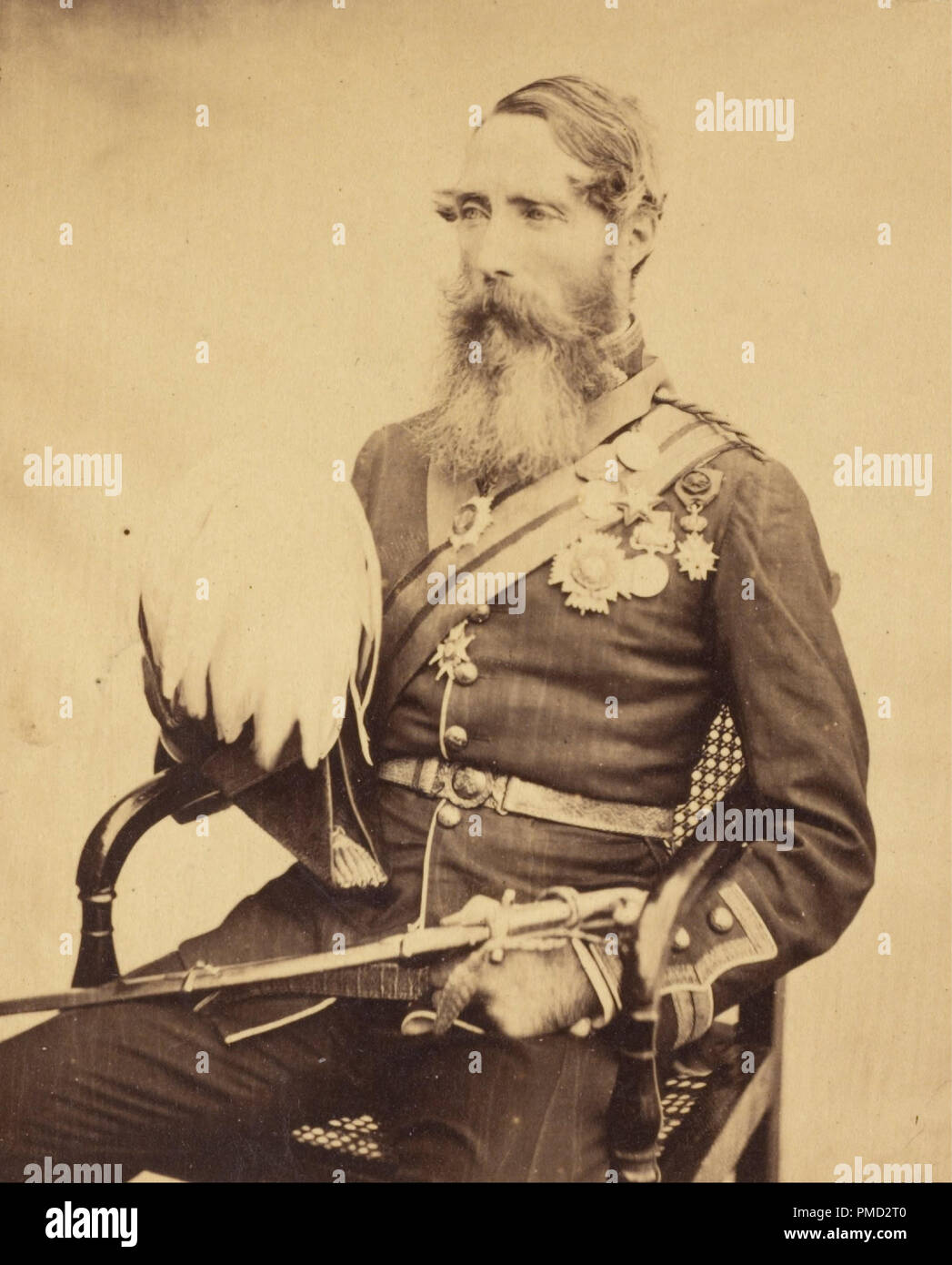 [Ritratto del brigadiere generale Sir Charles Van Straubenzee]. Data/Periodo: agosto - ottobre 1860. Stampa. Albume d'argento. Altezza: 125 mm (4,92 in); larghezza: 103 mm (4,05 in). Autore: Felice Beato. Foto Stock