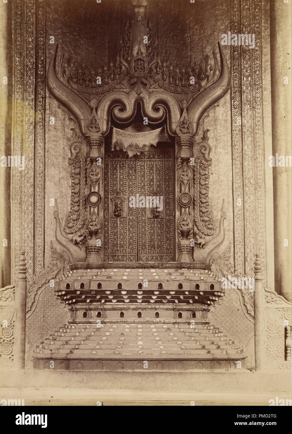 [Re Thibaw Min della Sala del Trono - Mandalay]. Data/Periodo: ca. 1890. Stampa. Albume d'argento. Altezza: 268 mm (10,55 in); larghezza: 192 mm (7.55 in). Autore: Felice Beato. Foto Stock