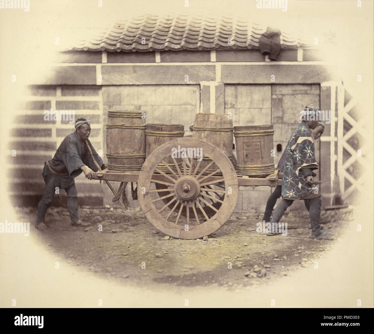 'Shariki,' o carrello Coolies di spinta. Data/Periodo: 1866 - 1867. Stampa. Albume d'argento, colorati a mano. Altezza: 238 mm (9,37 in); larghezza: 287 mm (11.29 in). Autore: Felice Beato. Foto Stock