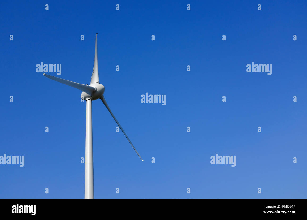 Turbina eolica e cielo blu sullo sfondo Foto Stock