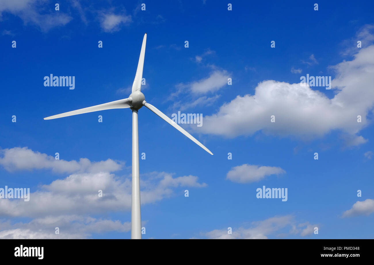 Turbina eolica e cielo blu sullo sfondo Foto Stock