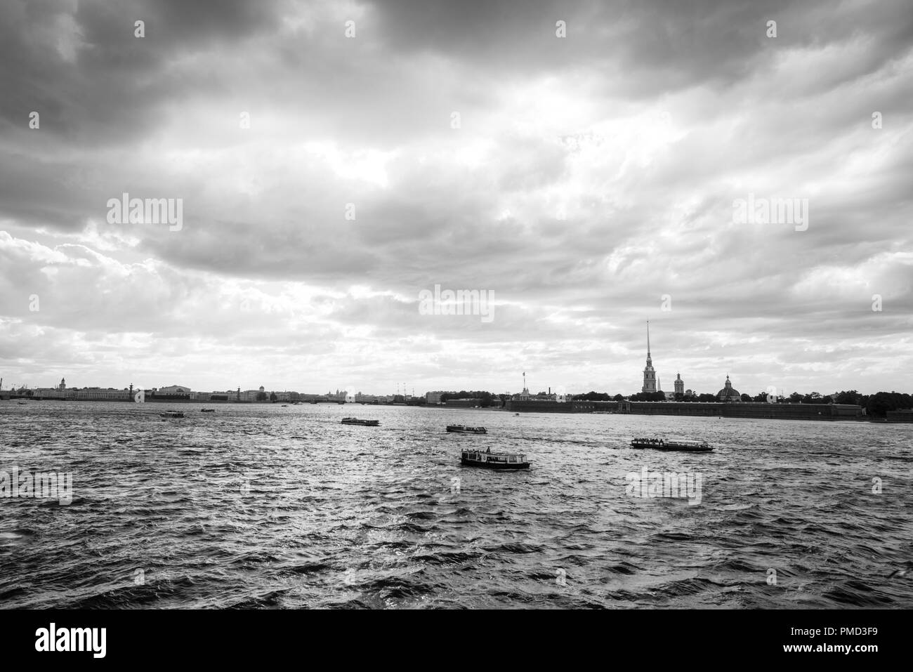 Immagine in bianco e nero della fortezza di Pietro e Paolo al fiume Neva, situato a San Pietroburgo - Russia Foto Stock
