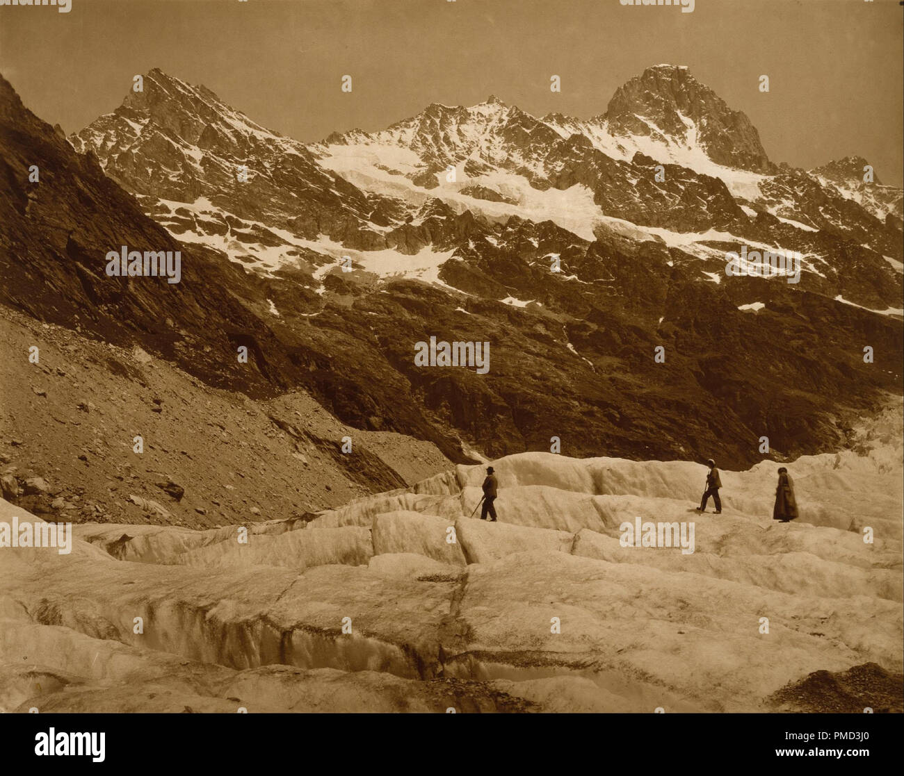 Paesaggio alpino, tre escursionisti sul ghiacciaio. Data/Periodo: 1860/1869. Stampa di carbonio. Larghezza: 51,1 cm. Altezza: 40,9 cm (nell'immagine). Autore: Adolphe Braun. Foto Stock