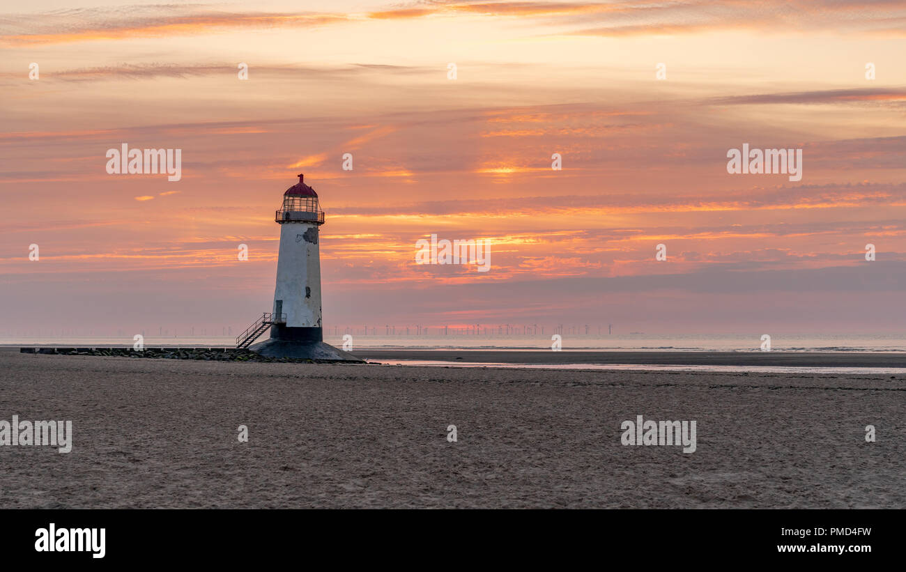 Serata di nuvole a punto di Ayr Lighthouse vicino a Talacre, Flintshire, Wales, Regno Unito Foto Stock