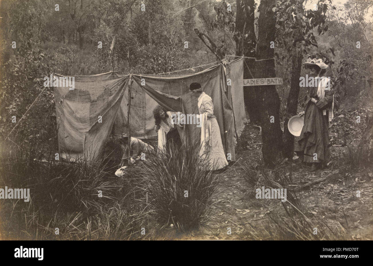 Ladies' vasca da bagno. Data/Periodo: 1903. Immagine. Fotografia. Altezza: 96 mm (3.77 in); larghezza: 148 mm (5,82 in). Autore: Archibald James Campbell. Foto Stock