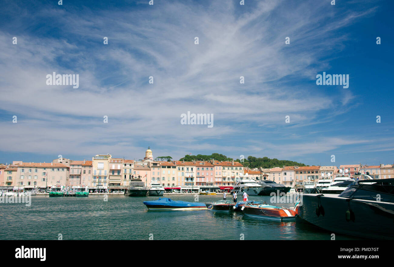 Saint Tropez (sud-est della Francia). 2015/06/29. Panoramica della città e della marina con yacht e barche a vela. Foto Stock